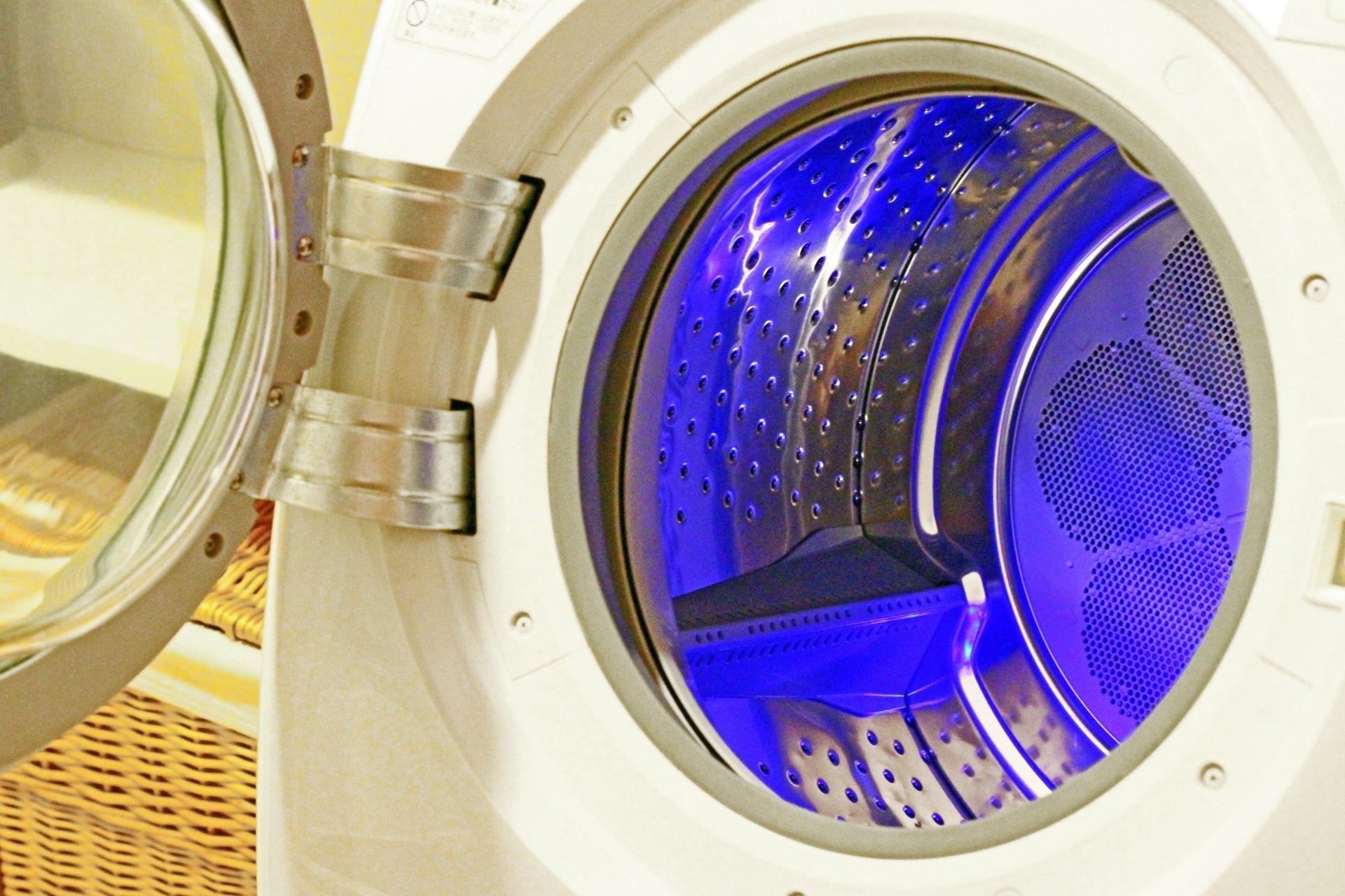 槽内が青く照らされた乾燥機