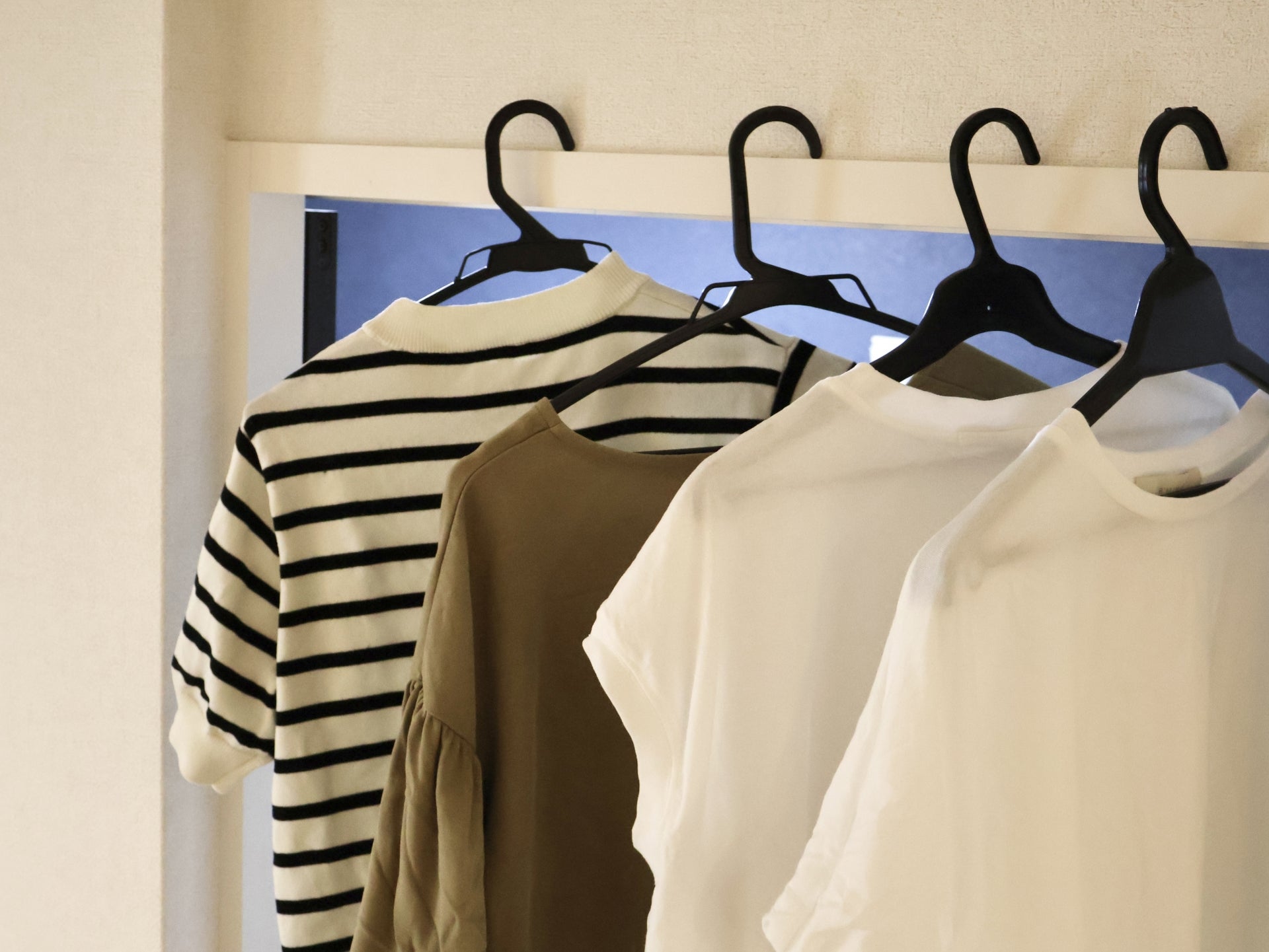 部屋の入口にかけられた洗濯物