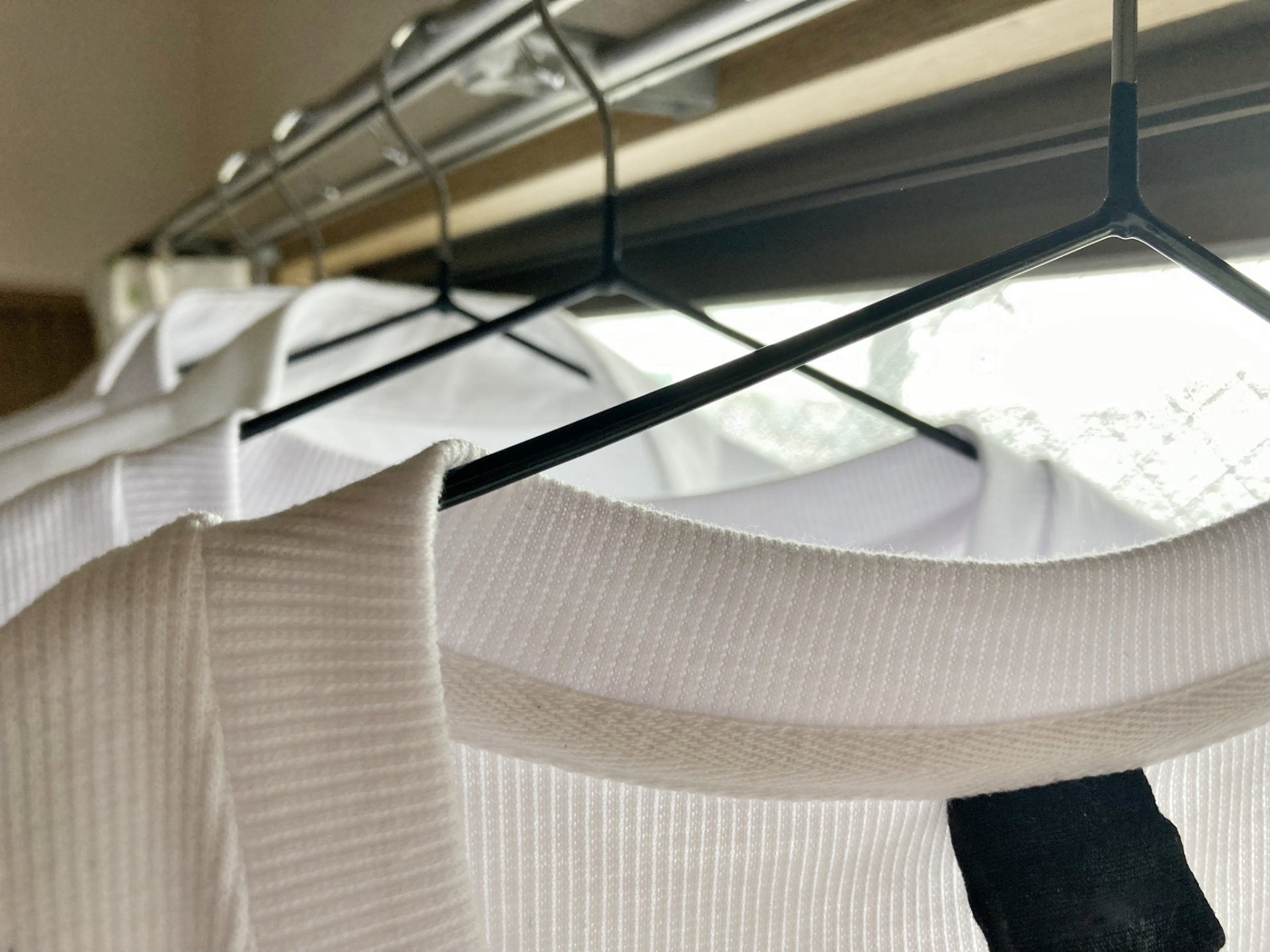 カーテンレールにかけられた洗濯物