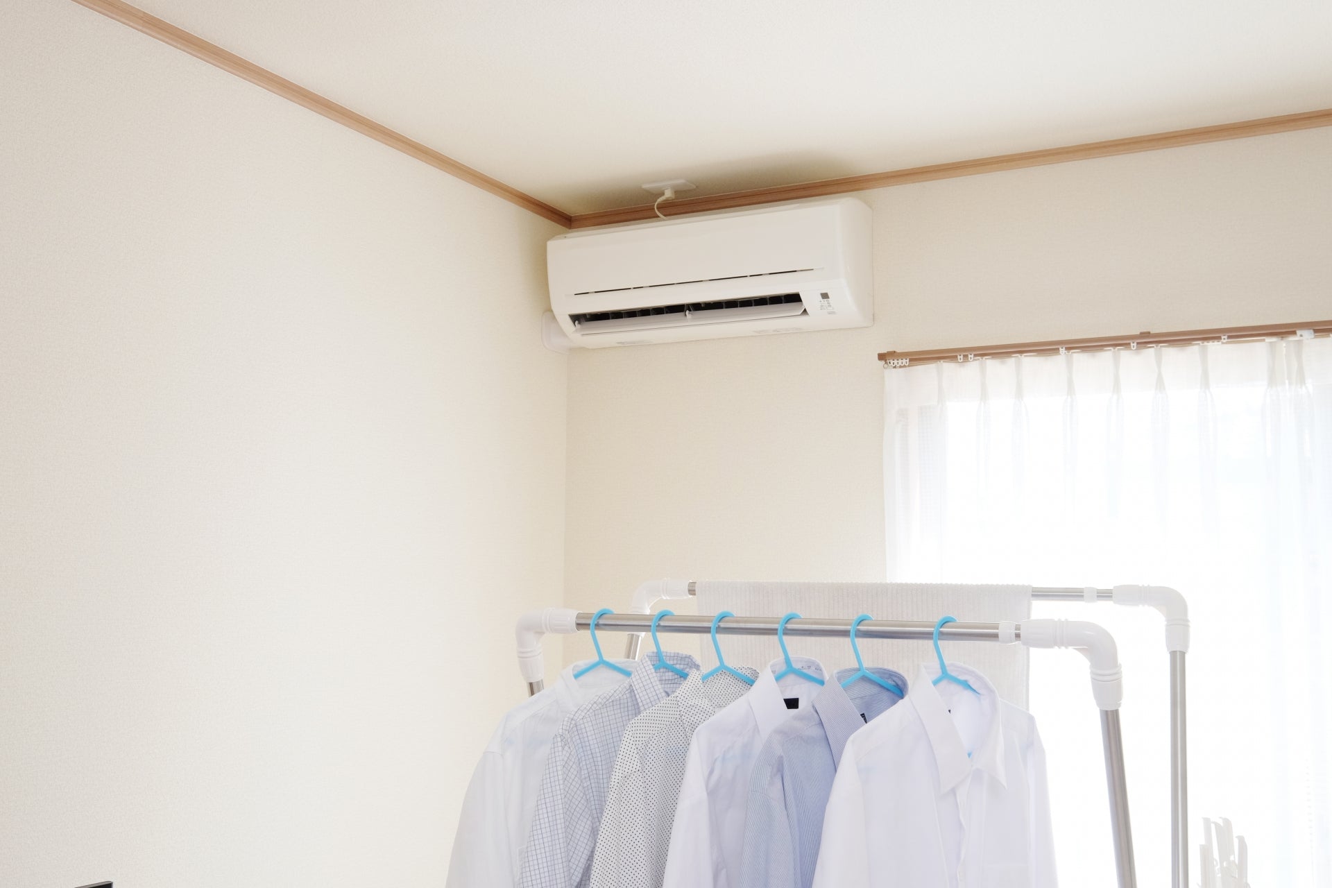 エアコンと部屋干し中のワイシャツ