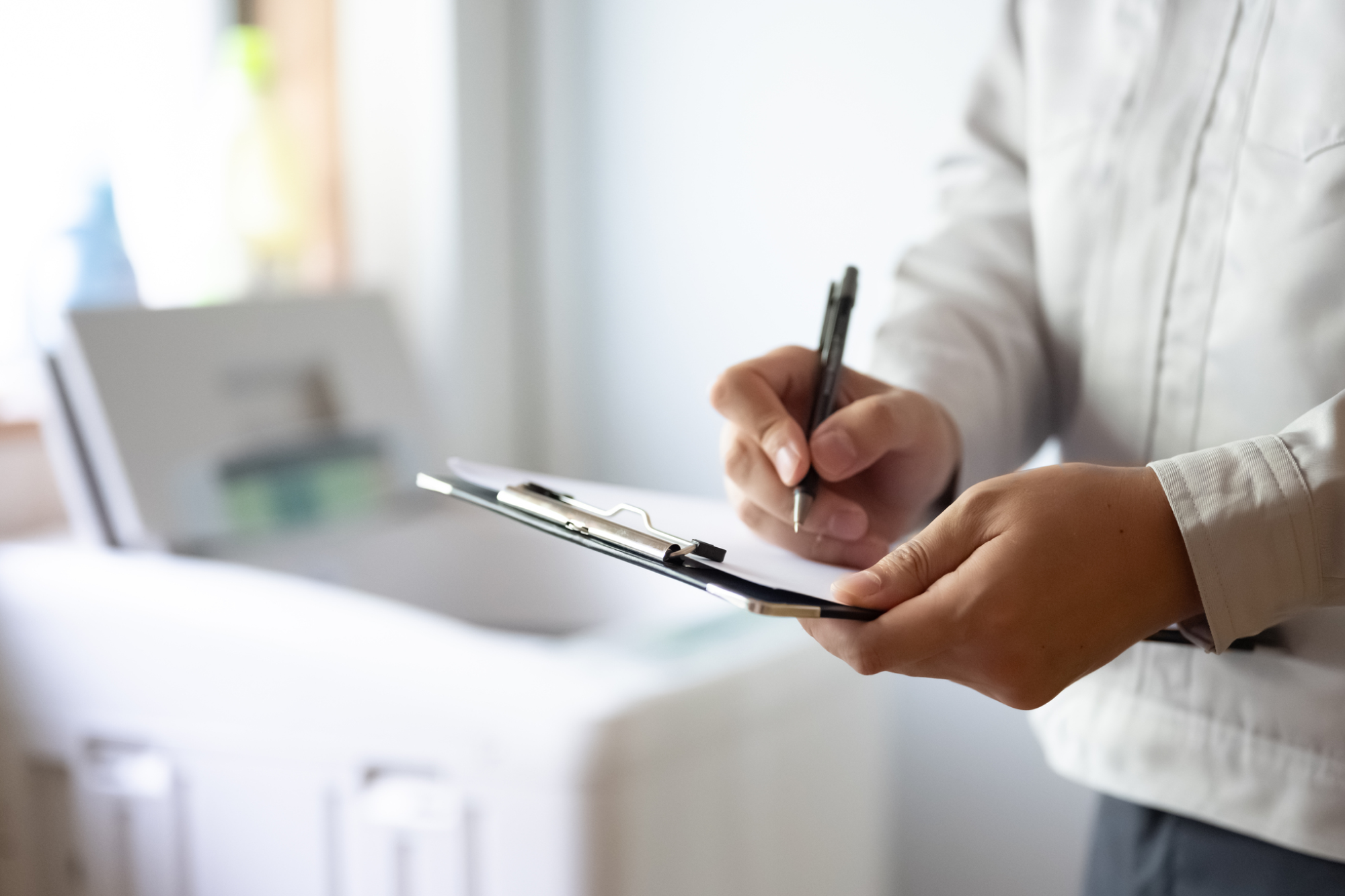 メモを取る業者と縦型洗濯機