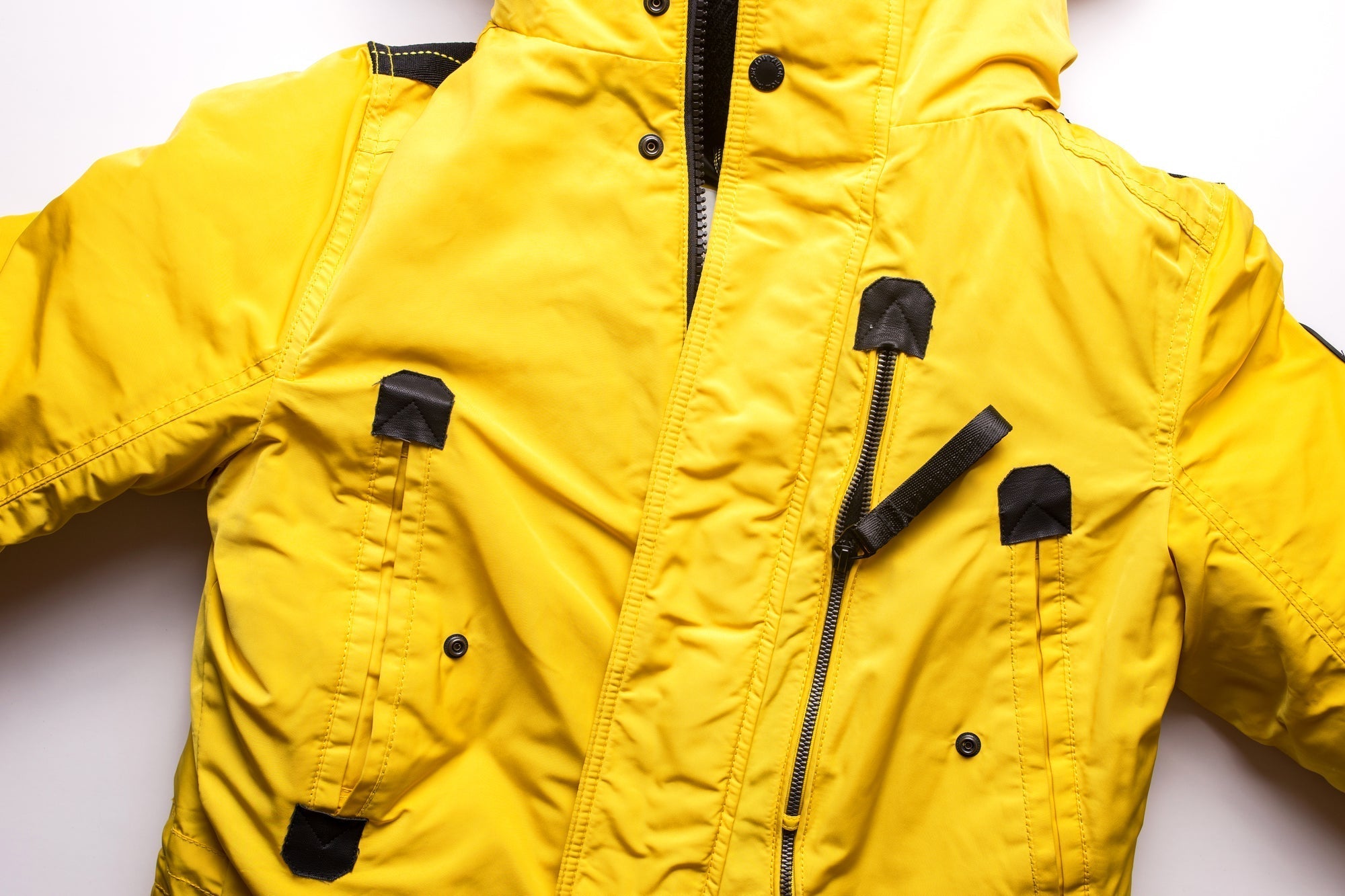 黄色いナイロン製のジャケット
