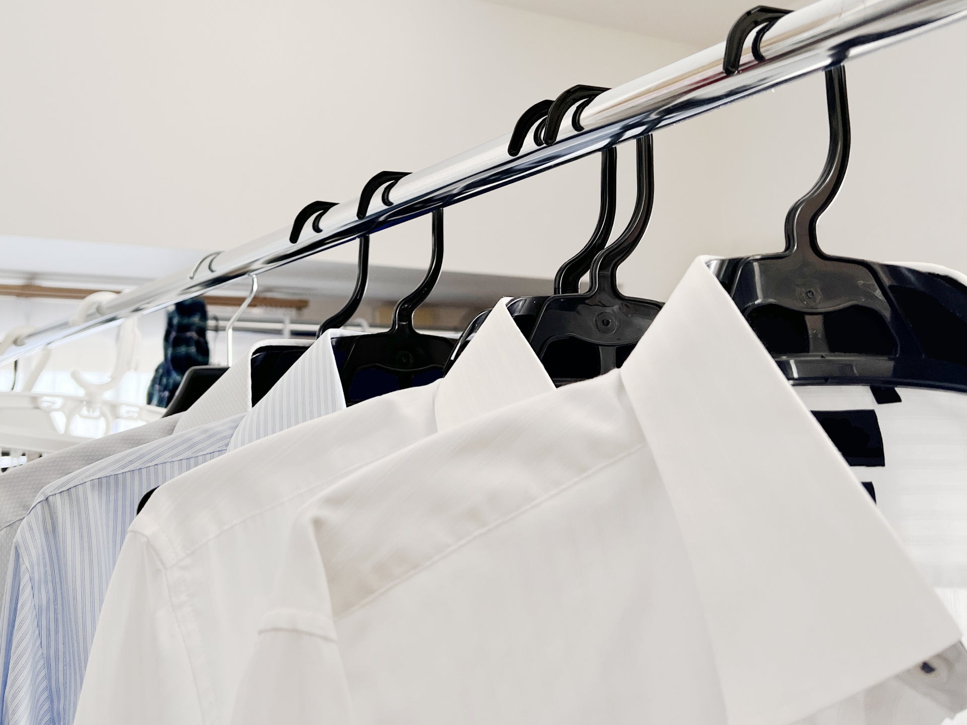 部屋干し中の複数枚のシャツ