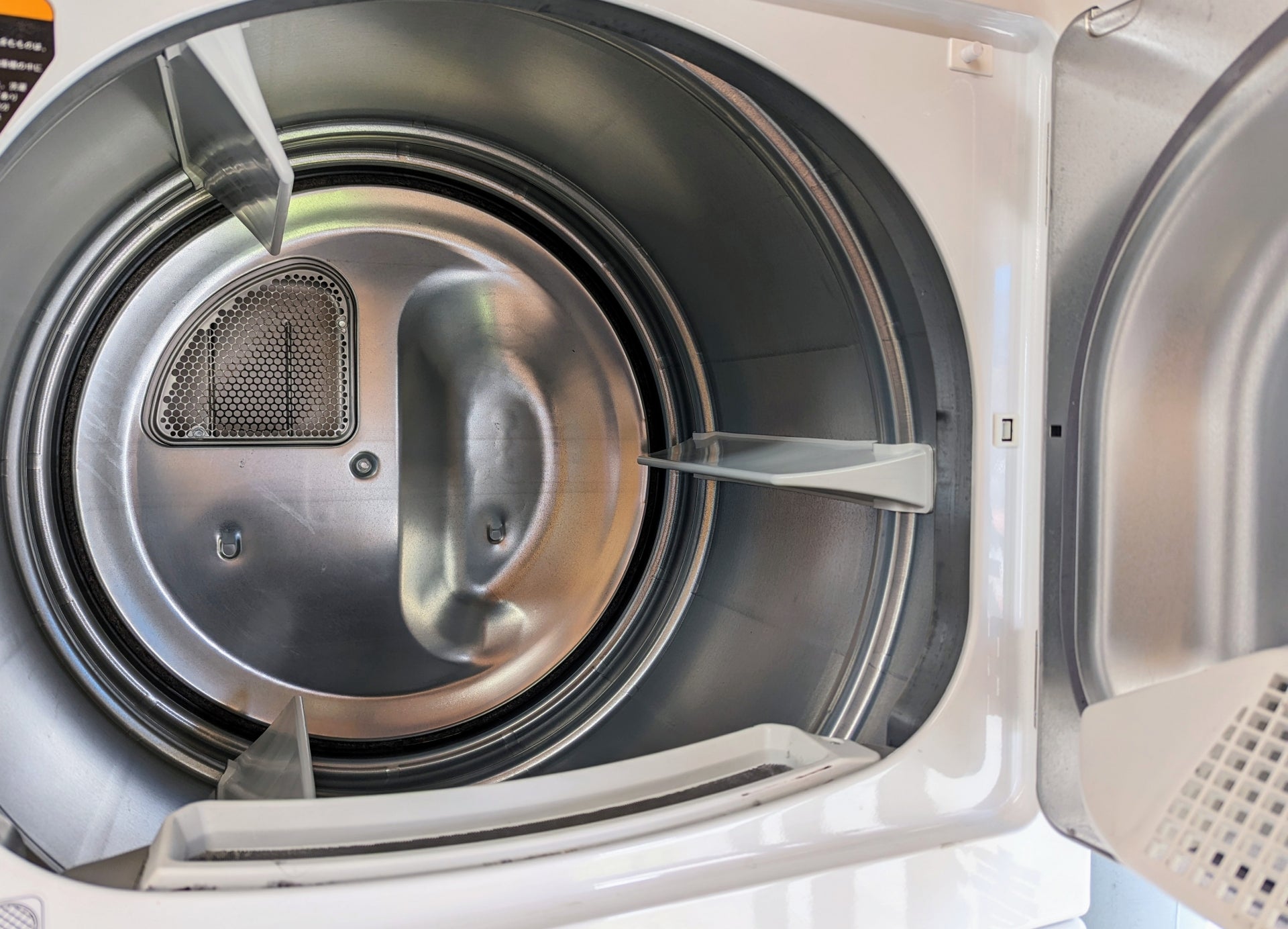 衣類乾燥機のふたを開けた内部の写真