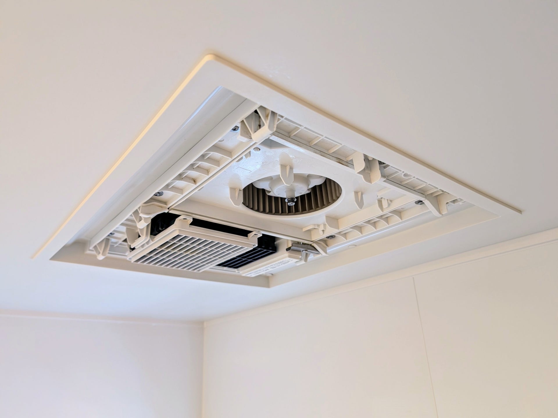 蓋を取られた浴室乾燥機