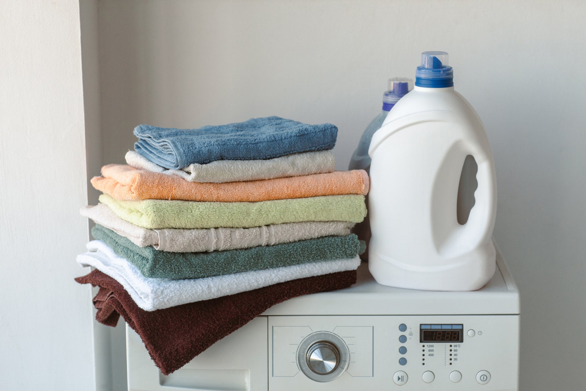 洗濯機の上にある洗剤とタオル