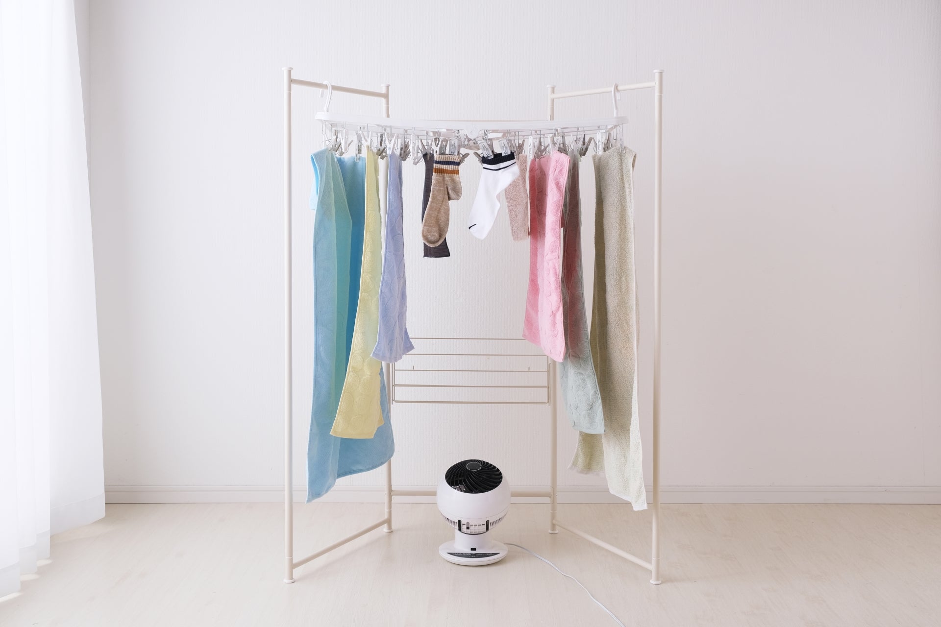 洗濯ものに風をあてるサーキュレーター