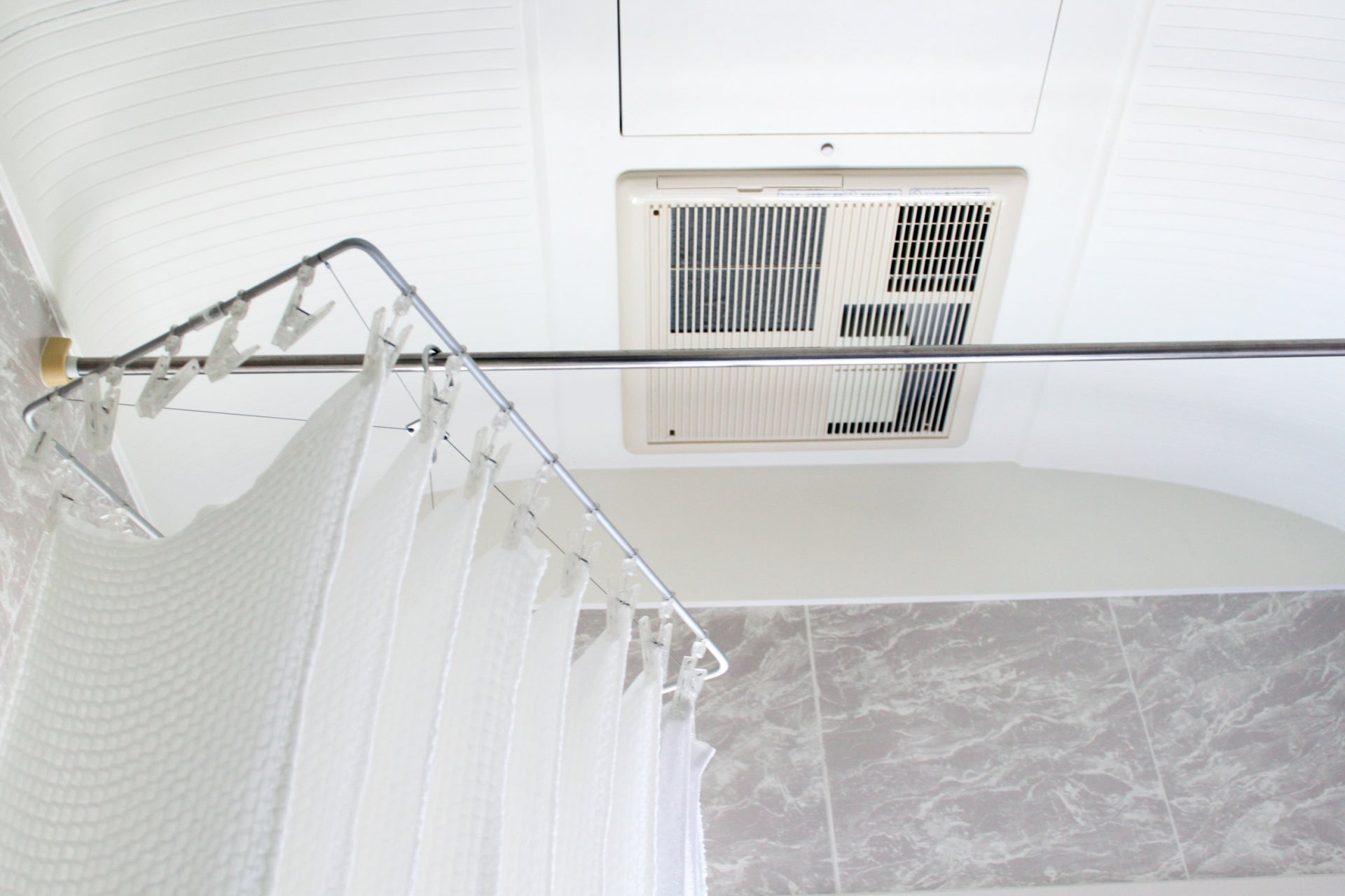 浴室乾燥で乾かしているタオル