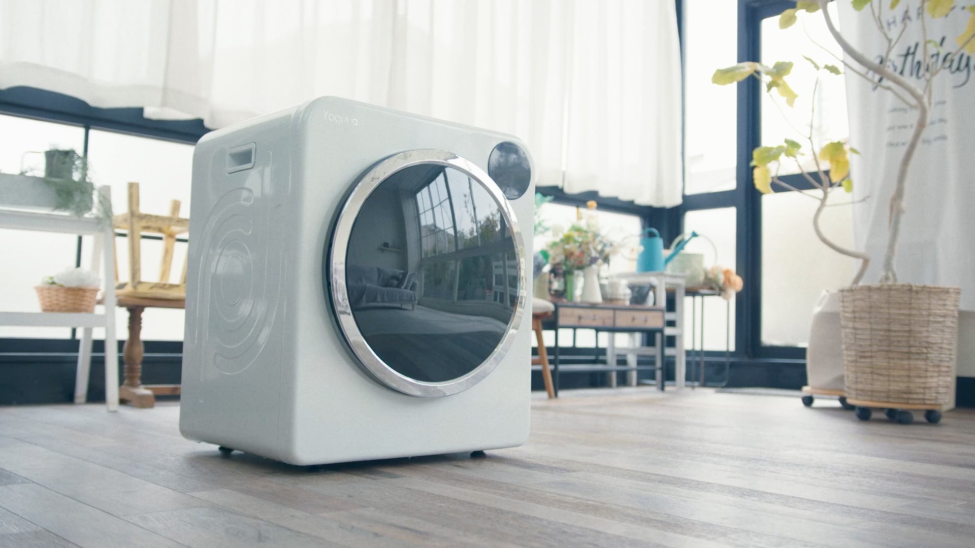 リビングの床に置かれたYoqunaの衣類乾燥機