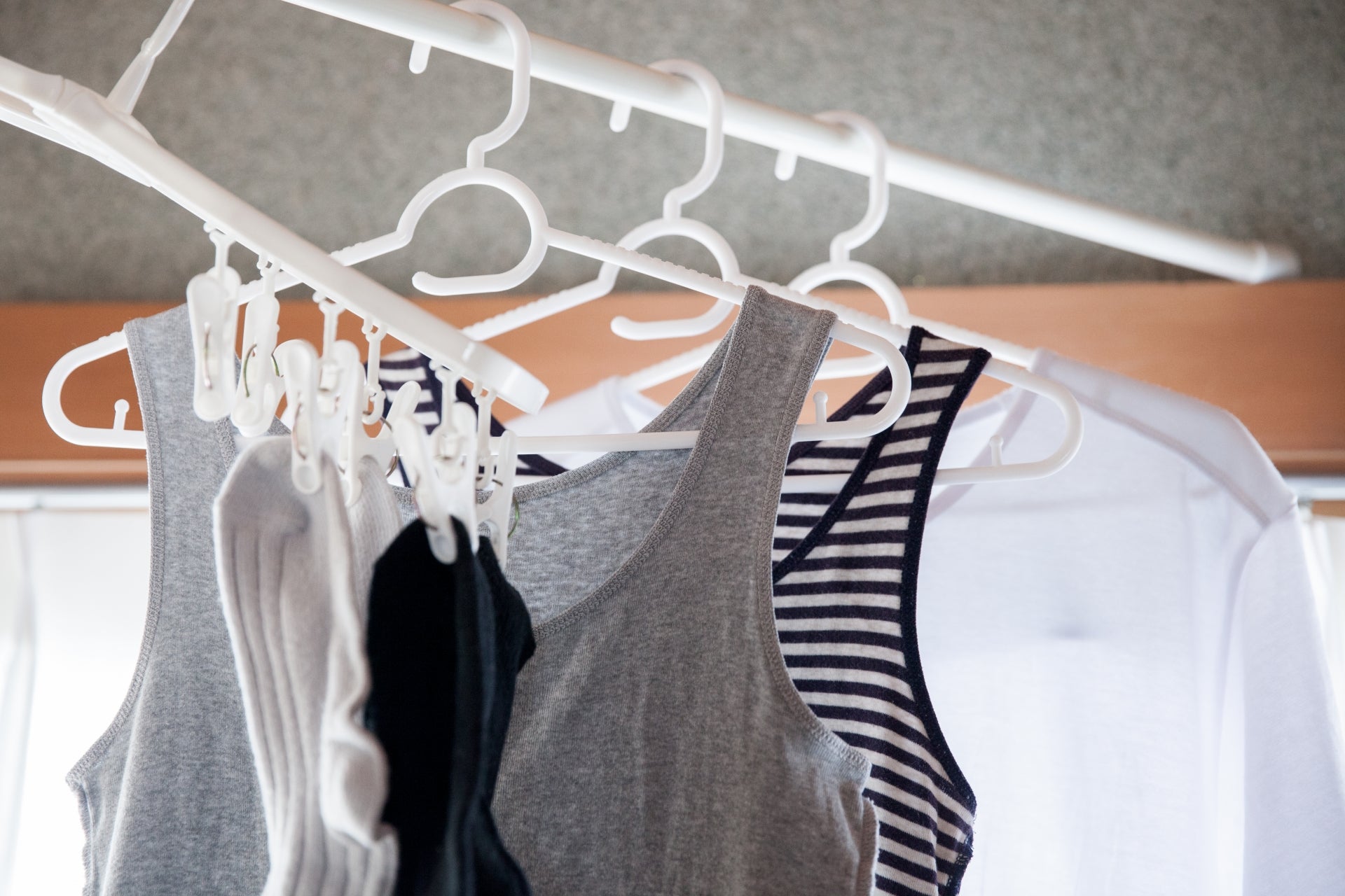 部屋の中の物干しざおにかけられた洗濯物