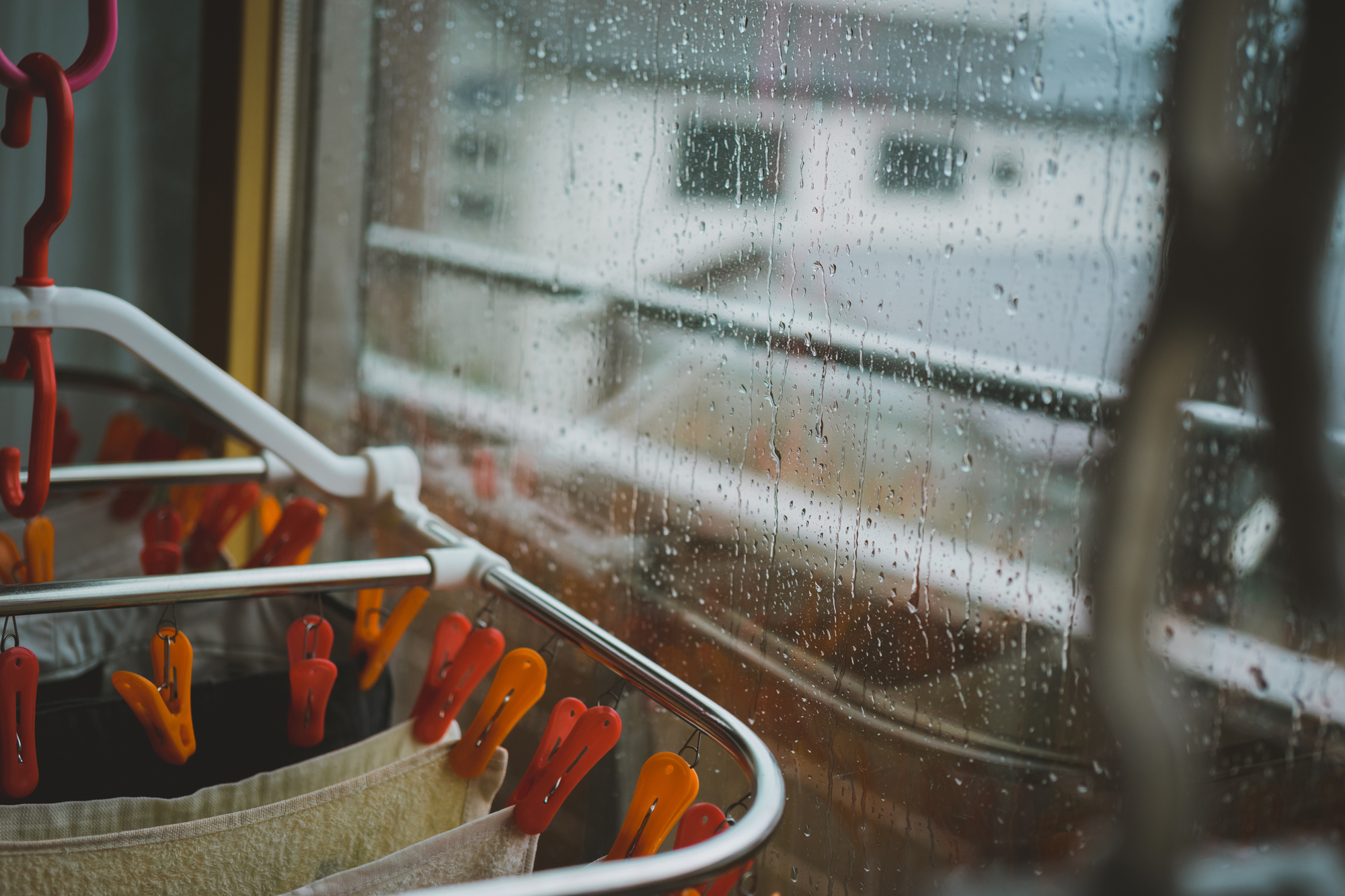 梅雨・花粉・冬の部屋干し対策｜Yoquna乾燥機で洗濯ストレスを減らす方法