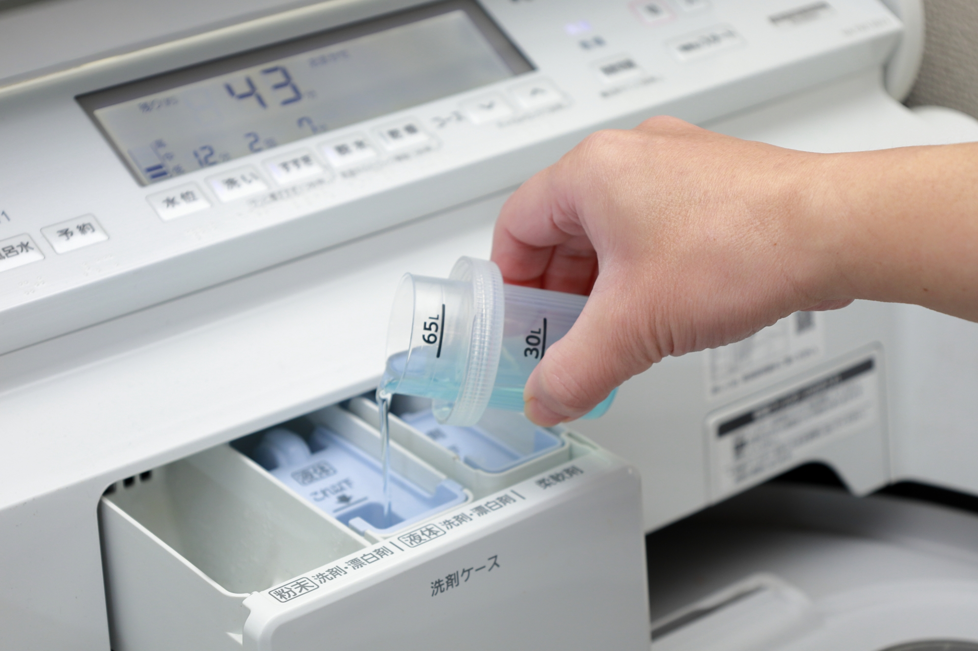 縦型洗濯機に投入される液体洗剤